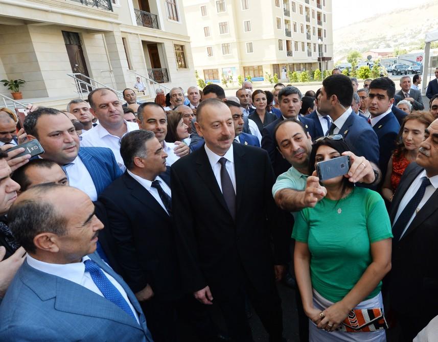 Президент Ильхам Алиев принял участие в церемонии выдачи квартир журналистам по случаю Дня национальной прессы