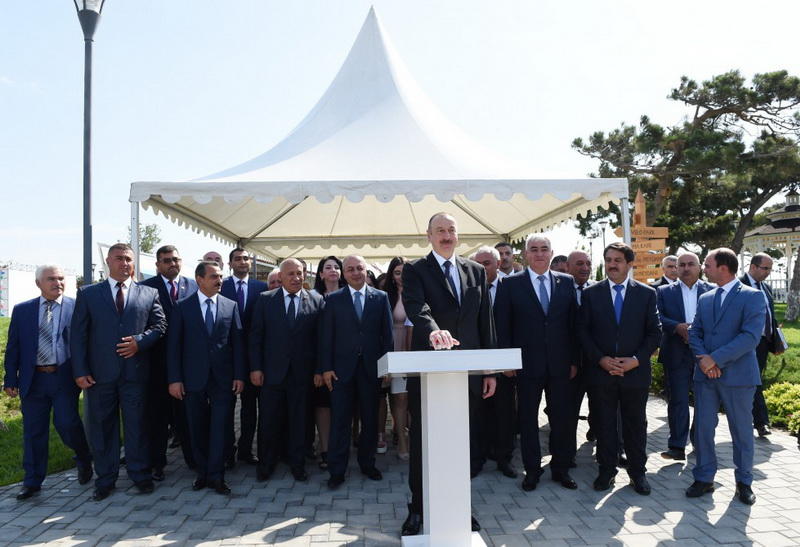Президент Ильхам Алиев ознакомился с условиями в комплексе «Нерекенд» и принял участие в открытии проекта по снабжению питьевой водой в Пираллахинском районе