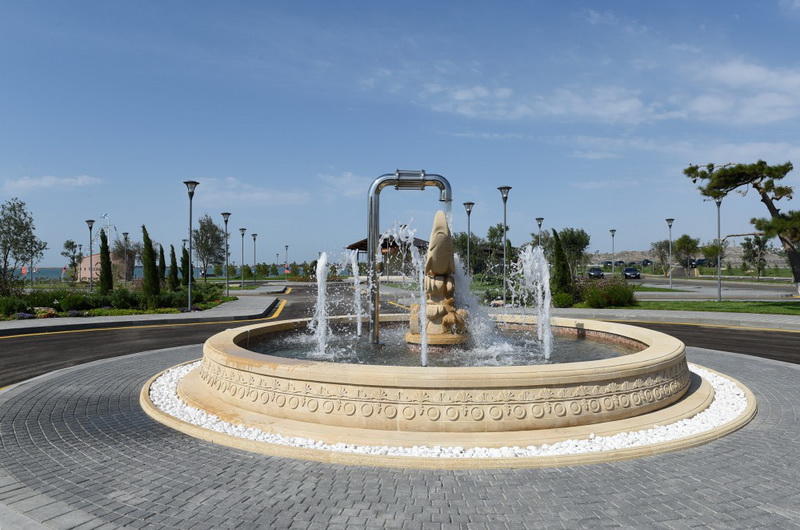 Президент Ильхам Алиев ознакомился с условиями в комплексе «Нерекенд» и принял участие в открытии проекта по снабжению питьевой водой в Пираллахинском районе