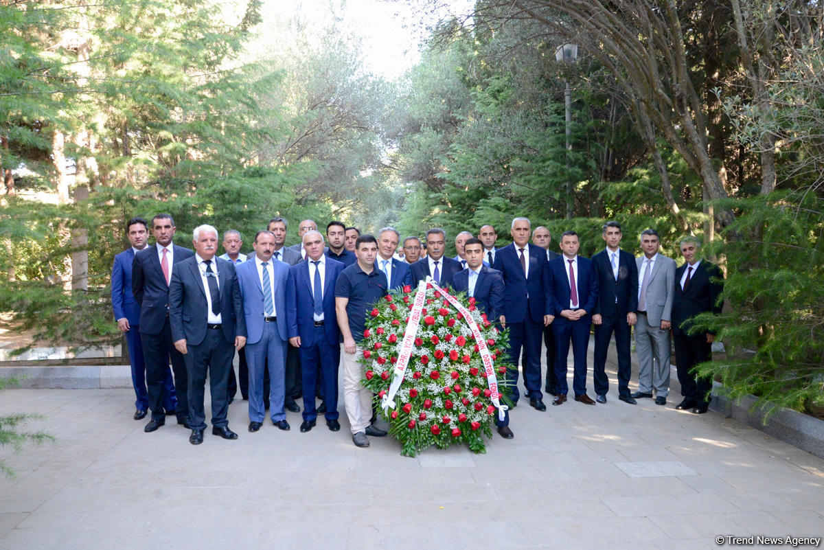 Представители медиа почтили память Общенационального лидера Гейдара Алиева в Аллее почетного захоронения