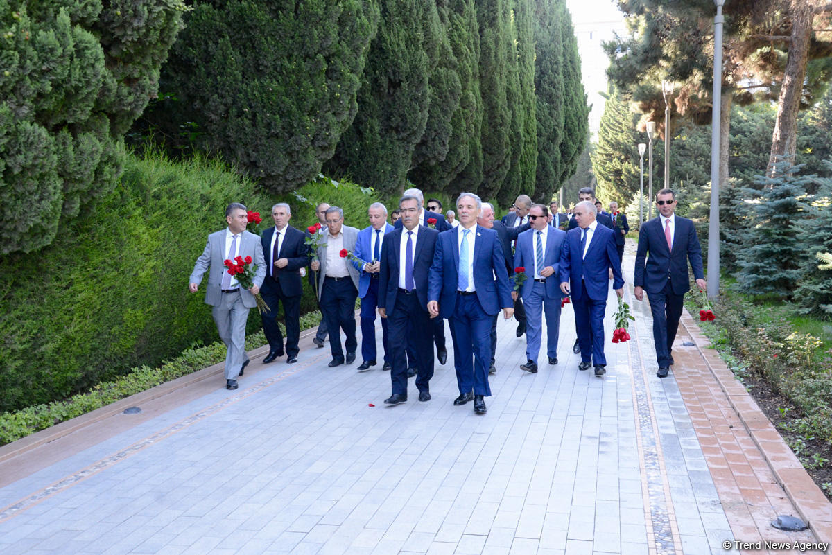 Представители медиа почтили память Общенационального лидера Гейдара Алиева в Аллее почетного захоронения