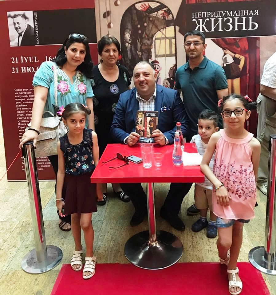 В Баку состоялась презентация новой книги Бахрама Багирзаде "Непридуманная жизнь"