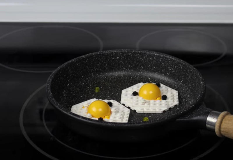 Блогер приготовил на завтрак яичницу из LEGO