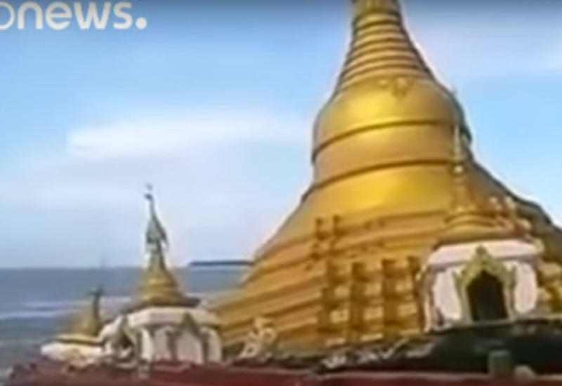 Буддийская пагода впадает в реку в Мьянме