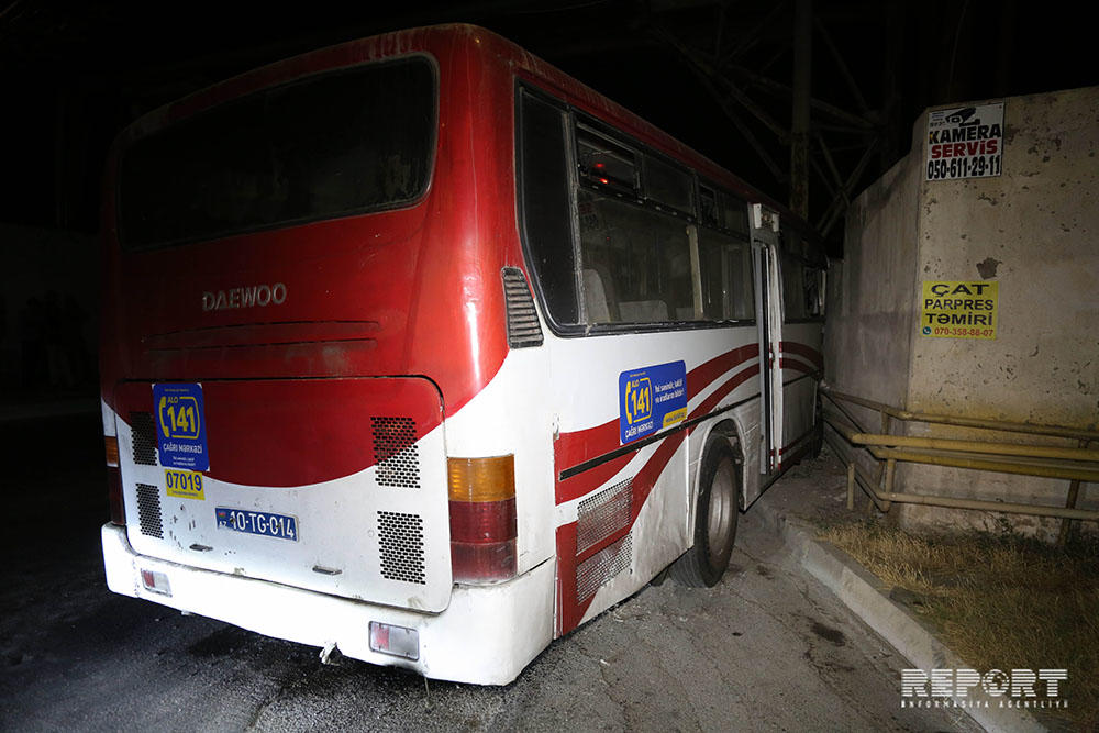 В Баку автобус совершил аварию, есть пострадавший