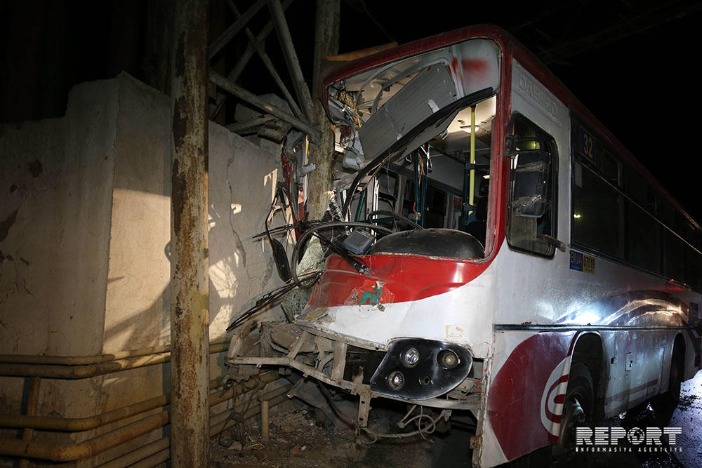 В Баку автобус совершил аварию, есть пострадавший