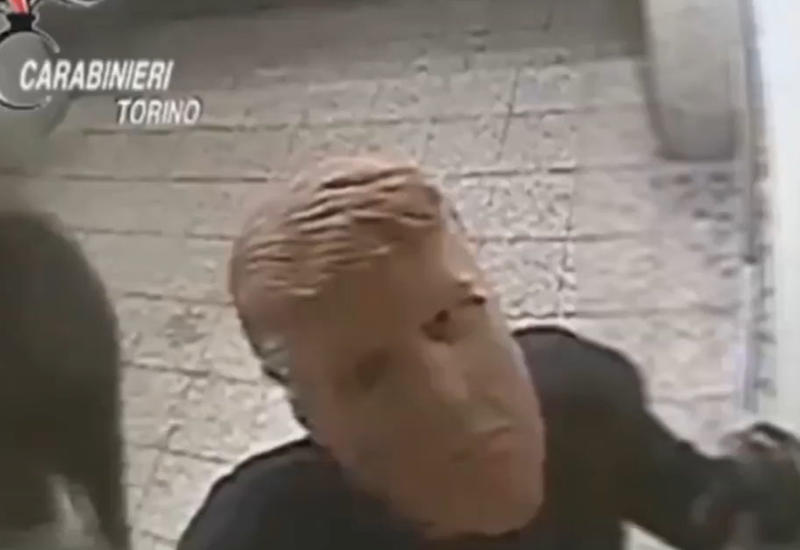 Преступники в масках Трампа ограбили банкоматы в Турине