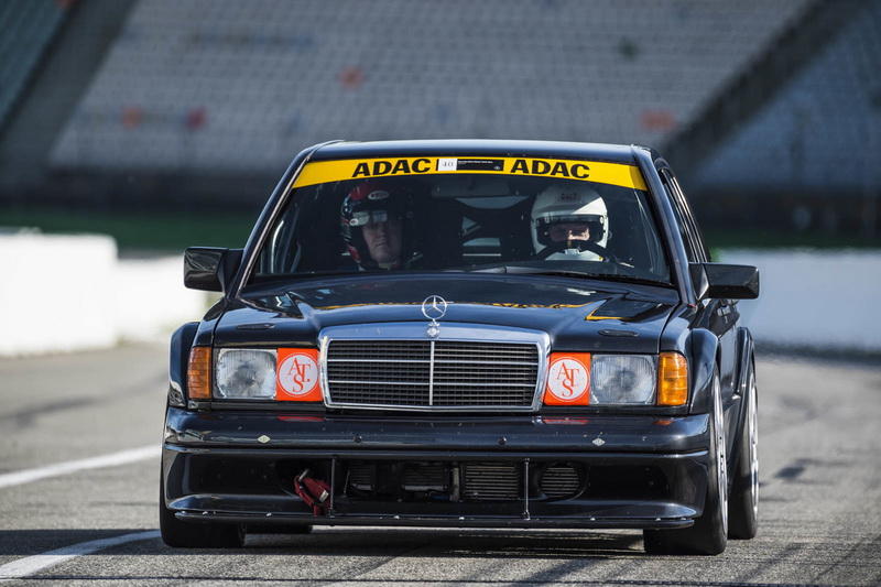 В Mercedes-Benz заново построили старинный гоночный седан