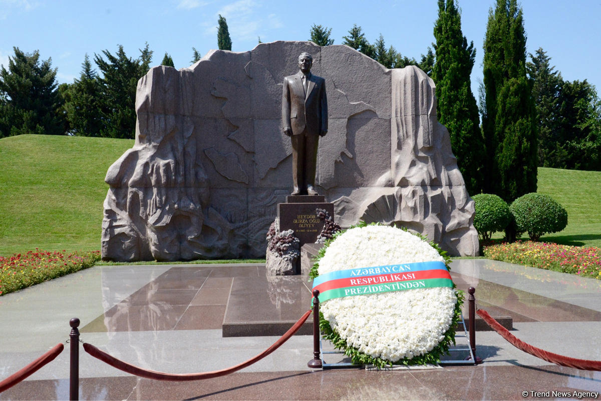 Коллектив министерства молодежи и спорта Азербайджана посетил могилу великого лидера Гейдара Алиева