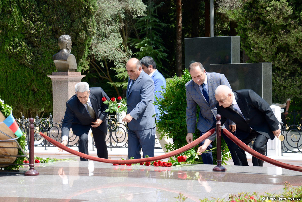 Коллектив министерства молодежи и спорта Азербайджана посетил могилу великого лидера Гейдара Алиева
