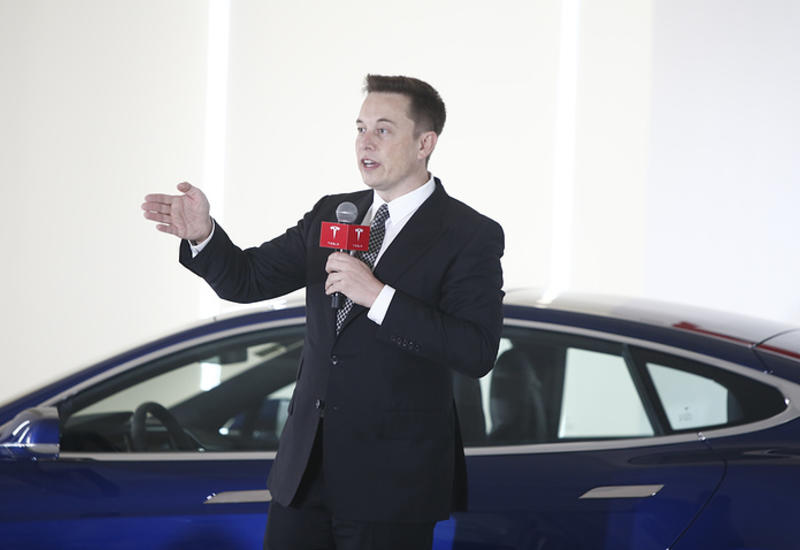 Илон Маск вручил ключи первым владельцам новых автомобилей Model 3