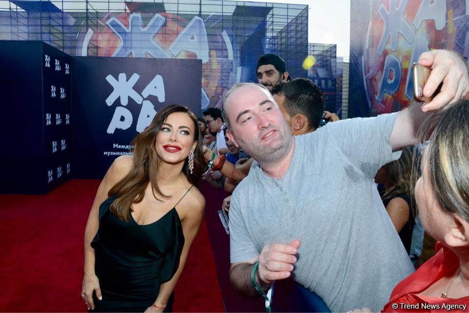 Селфи со звездами - интересные моменты фестиваля "ЖАРА" в Баку