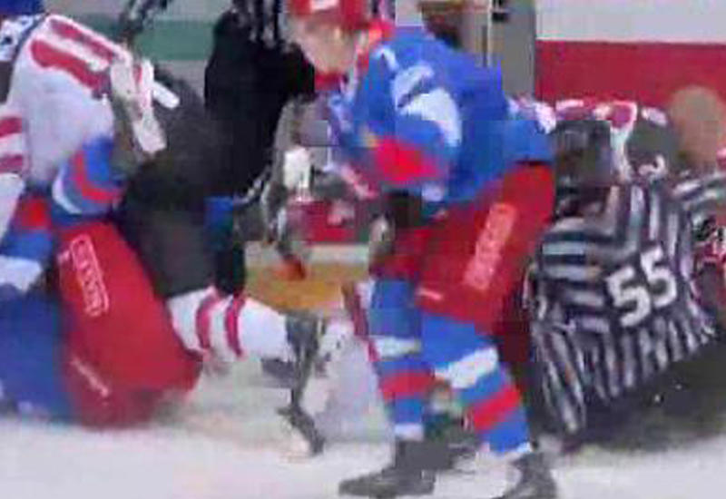 Массовая драка сборных России и Канады по хоккею попала на камеры
