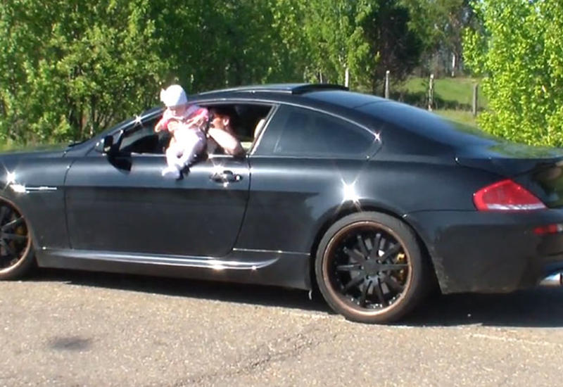 Соцсети возмущены видео с водителем BMW, высунувшим младенца из окна