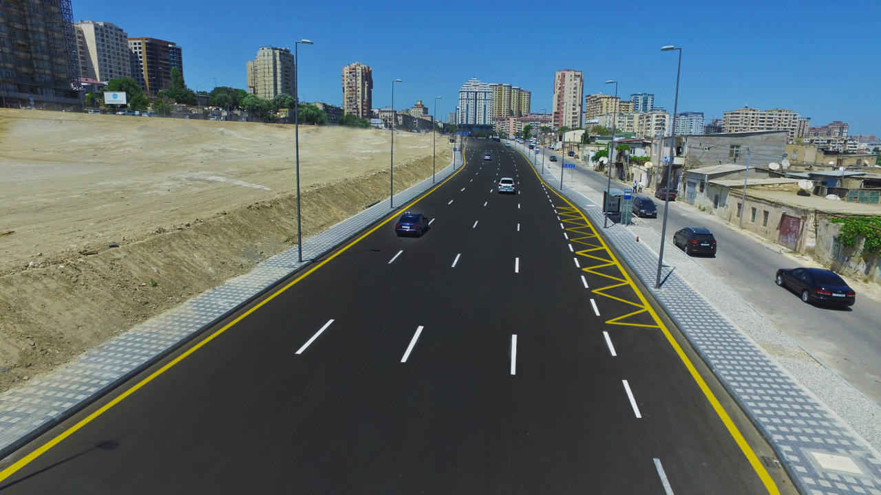 Президент Ильхам Алиев принял участие в открытии новых дорог на территории бывшей "Советской" в Баку