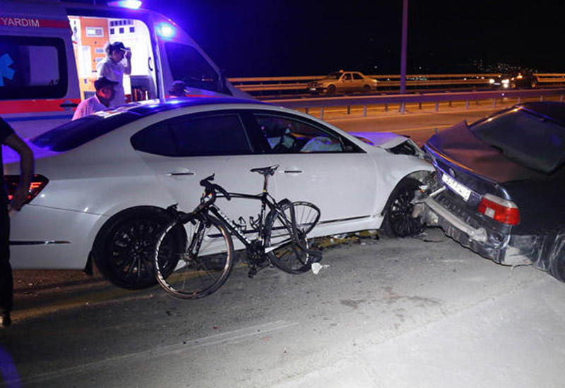 В Гарадаге автомобиль сбил двух велосипедистов - одного насмерть