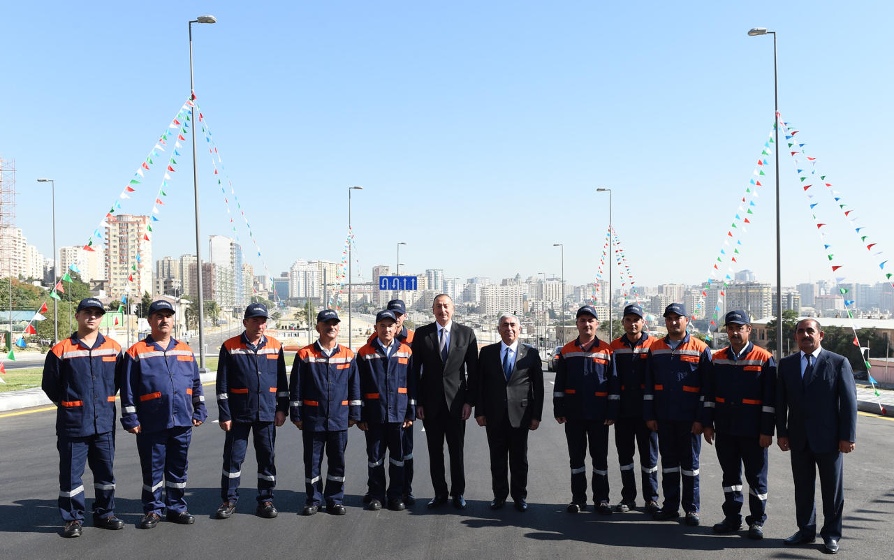 Президент Ильхам Алиев принял участие в открытии новых дорог на территории бывшей "Советской" в Баку