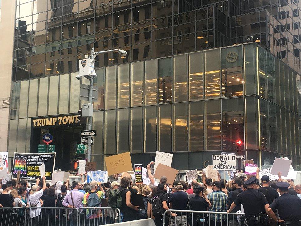 В США активисты потребовали от Трампа отставки под окнами его небоскреба
