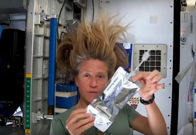 Астронавт NASA показала, как помыть голову в невесомости <span class="color_red">- ВИДЕО</span>