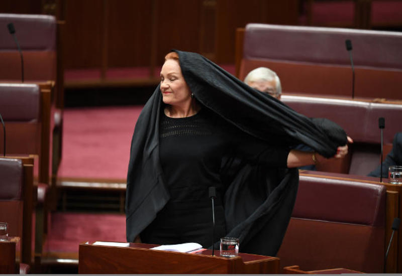 Лидер австралийской партии пришла на заседание сената в бурке