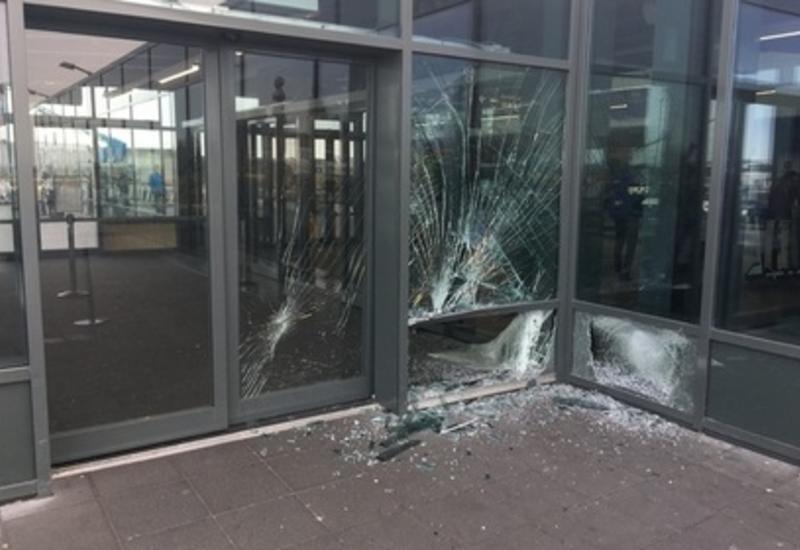 В Исландии автомобиль протаранил здание аэропорта