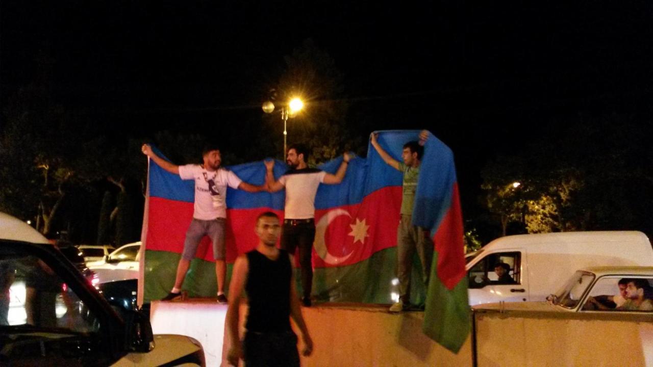 В Баку тысячи людей вышли на улицы отпраздновать победу "Карабаха"