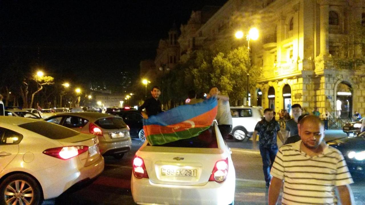 В Баку тысячи людей вышли на улицы отпраздновать победу "Карабаха"