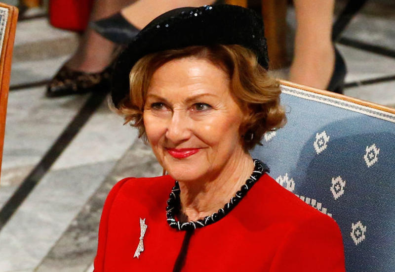 Королева Норвегии ушла в лес с мигрантами