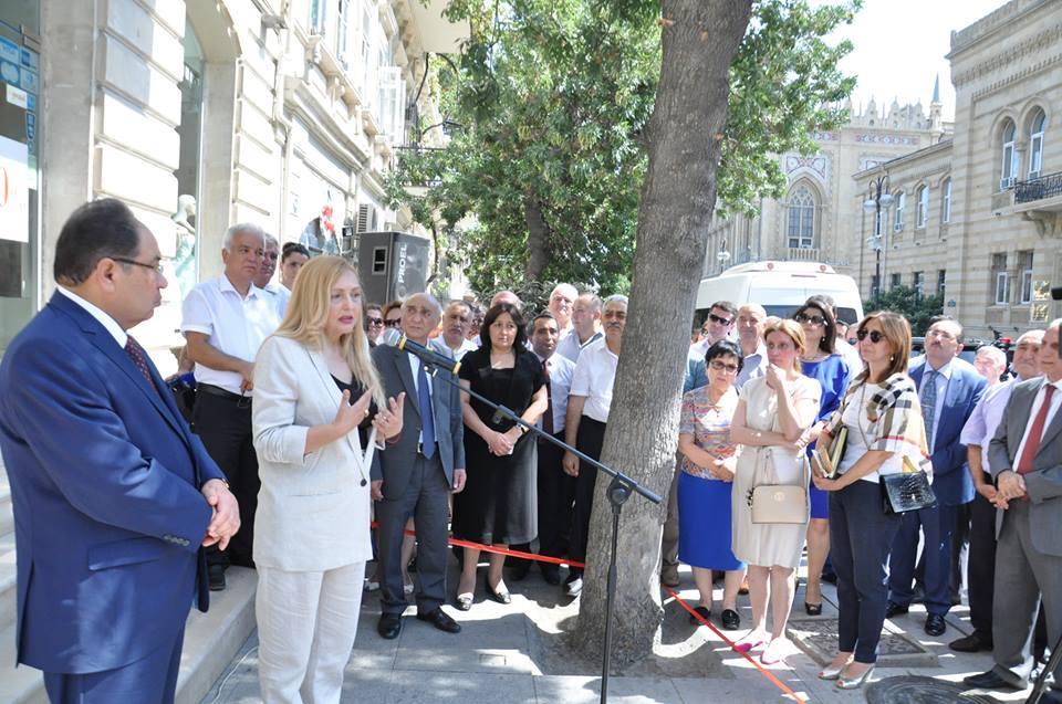 В Баку открыт барельеф первому ректору-азербайджанцу БГУ
