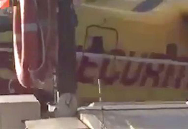 Во Франции пожарный самолет разнёс мачту корабля с туристами