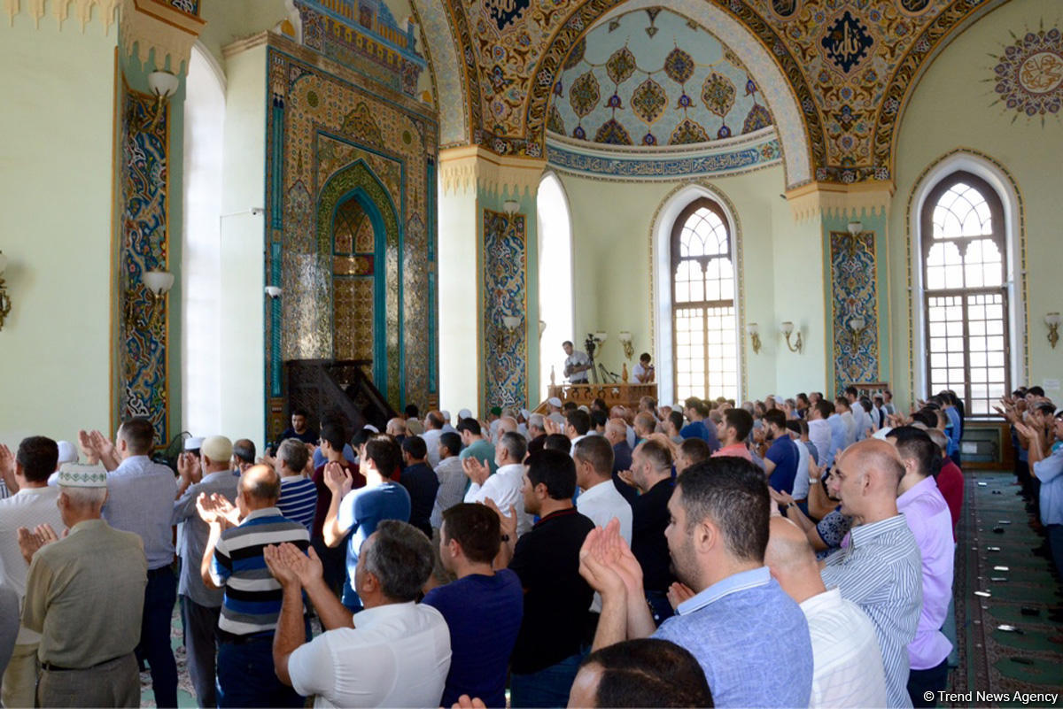 В мечетях Азербайджана совершен праздничный намаз