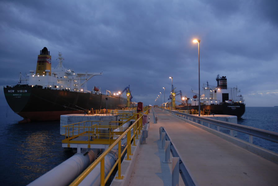 SOCAR bu ay iki limandan 2 milyon tona yaxın neft ixrac edib