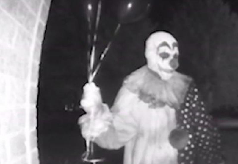 Камера видеонаблюдения сняла жуткого клоуна, пугавшего людей