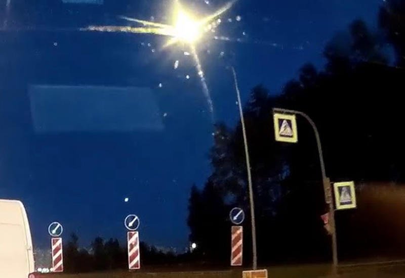 Падение громадного метеорита в небе над Петербургом попало на камеру