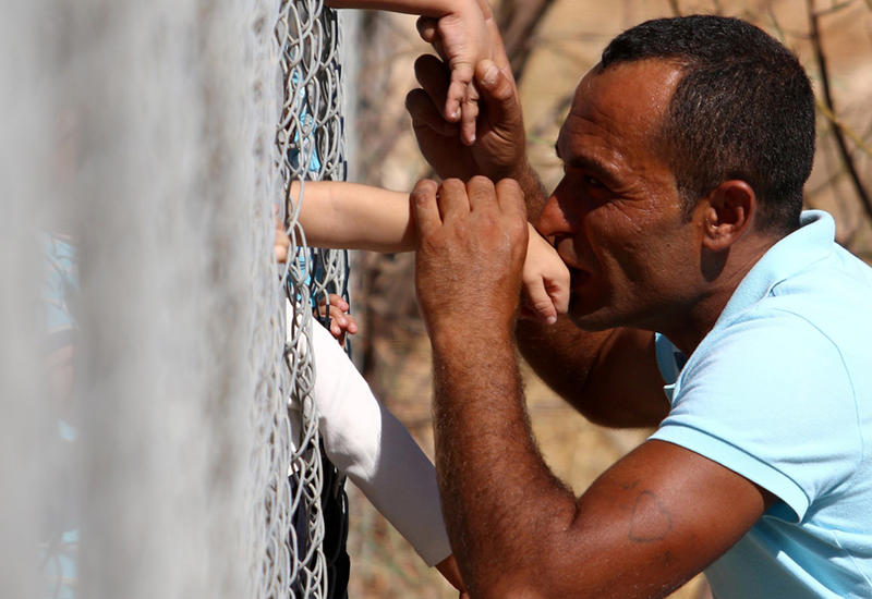Увидевший семью после долгой разлуки сирийский беженец растрогал мировые СМИ