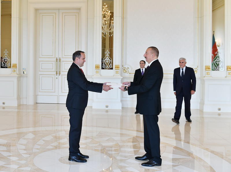 Президент Ильхам Алиев принял верительные грамоты новых послов Таджикистана и Венгрии