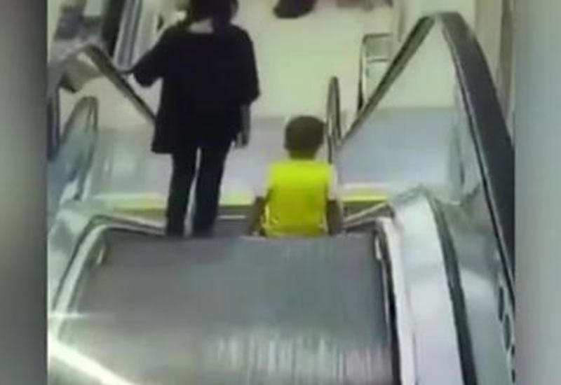 ЧП в китайском торговом центре, ребенок едва не лишился руки