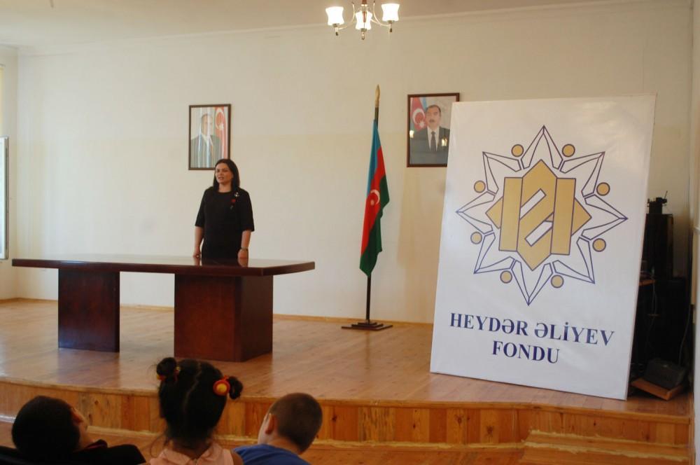 По инициативе Фонда гейдара Алиева детям из малообеспеченных семей вручена школьная форма