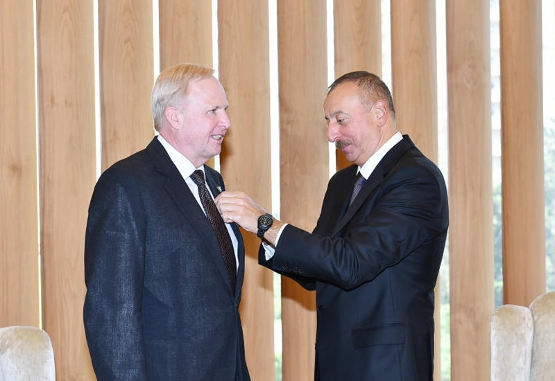 Президент Ильхам Алиев наградил главного исполнительного директора BP Роберта Дадли орденом "Достлуг"
