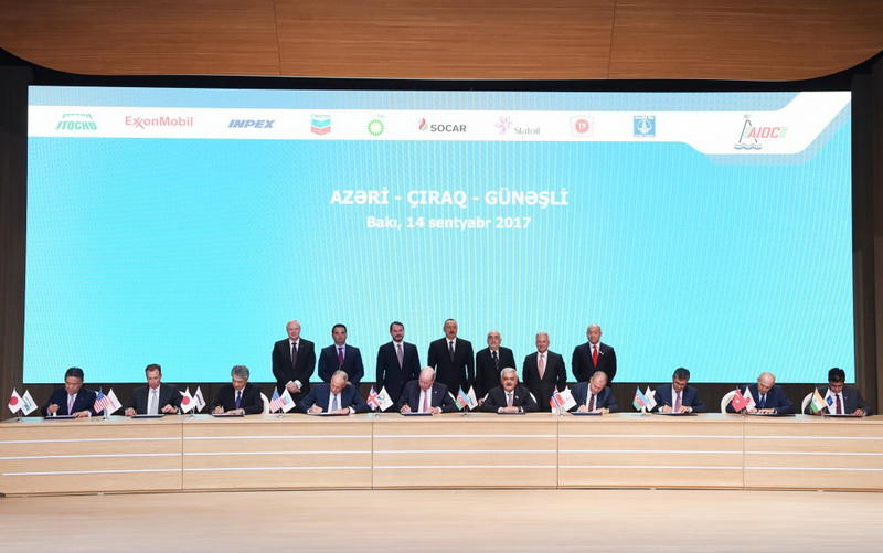 Президент Ильхам Алиев и его супруга Мехрибан Алиева приняли участие в церемонии подписания нового контракта по "Азери-Чыраг-Гюнешли"