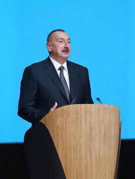 Президент Ильхам Алиев и его супруга Мехрибан Алиева приняли участие в церемонии подписания нового контракта по "Азери-Чыраг-Гюнешли"