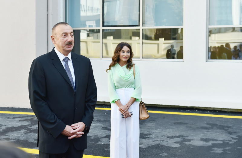 Президент Ильхам Алиев и его супруга Мехрибан Алиева приняли участие в открытии нового здания школы-лицея номер 20 в Баку