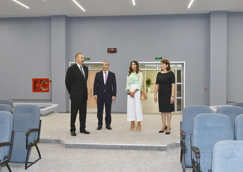 Президент Ильхам Алиев и его супруга Мехрибан Алиева приняли участие в открытии нового здания школы-лицея номер 20 в Баку