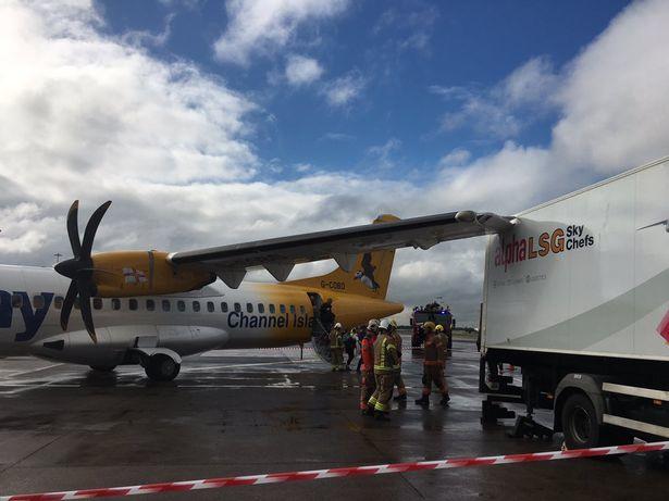 В Манчестере самолет с 60 пассажирами столкнулся с грузовиком