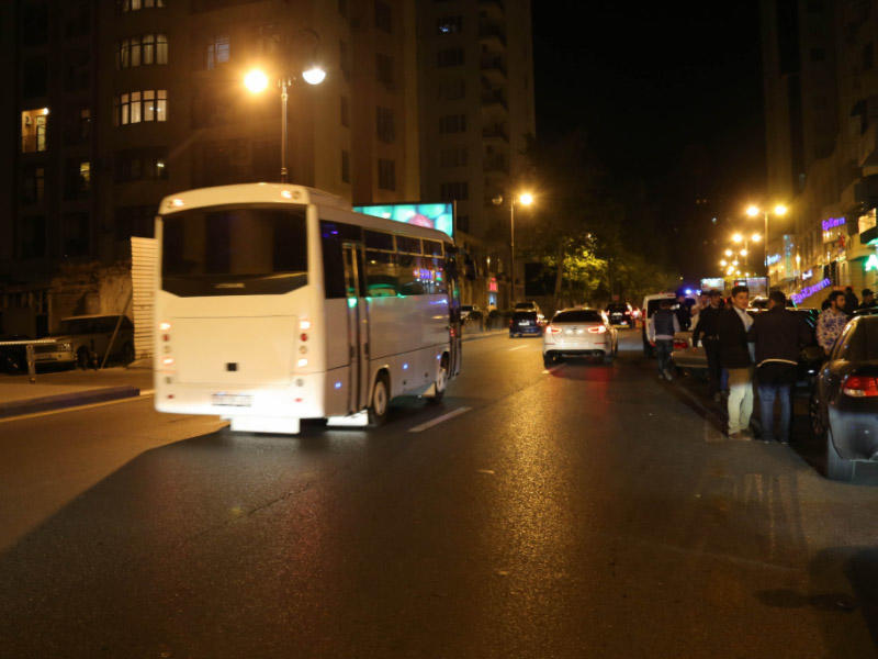 Yevlaxda xadimələri daşıyan avtobus qəzaya uğrayıb