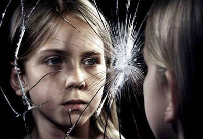 Depressiyada olan insanlarla bağlı YANLIŞ fikirlər <span class="color_red">- Dəlidir, dərman içsə zombi olacaq</span>