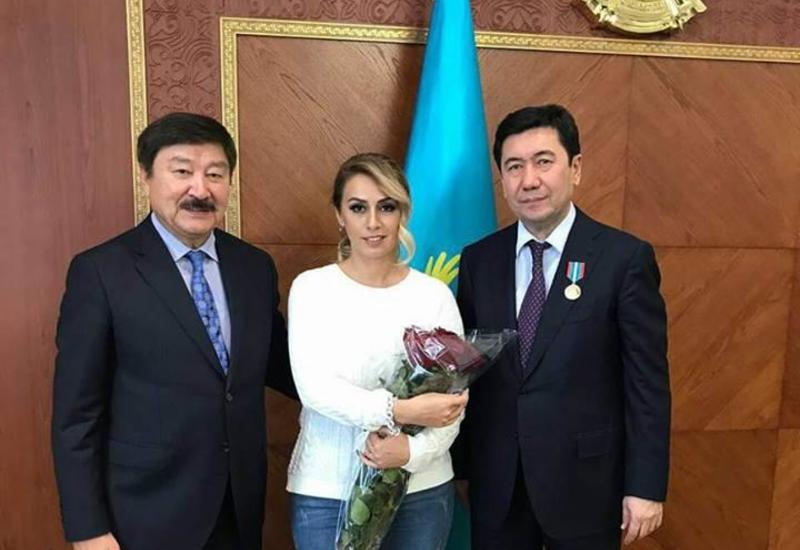 Азербайджанская певица подарила генсеку ТЮРКСОЙ ковер с его изображением