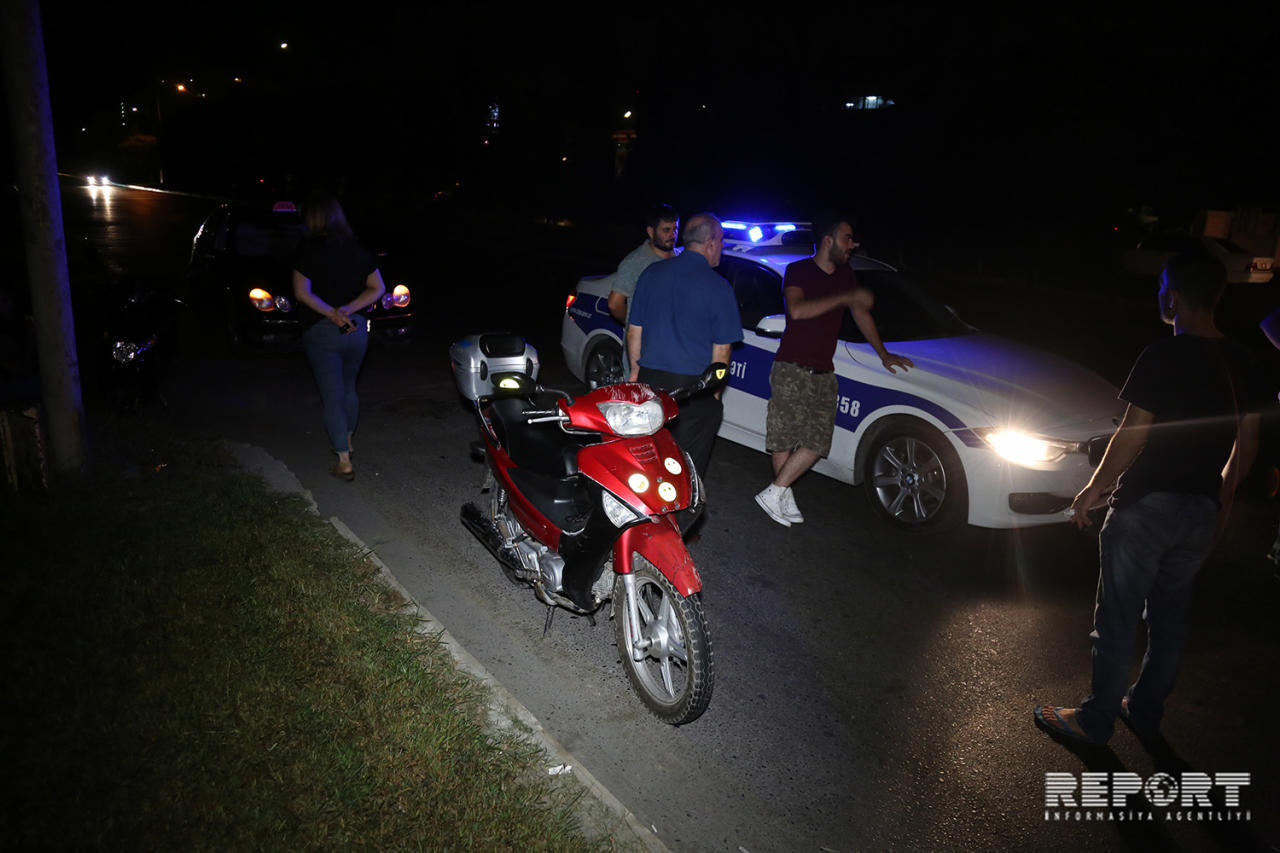 В Баку мотоцикл столкнулся с такси, есть пострадавший