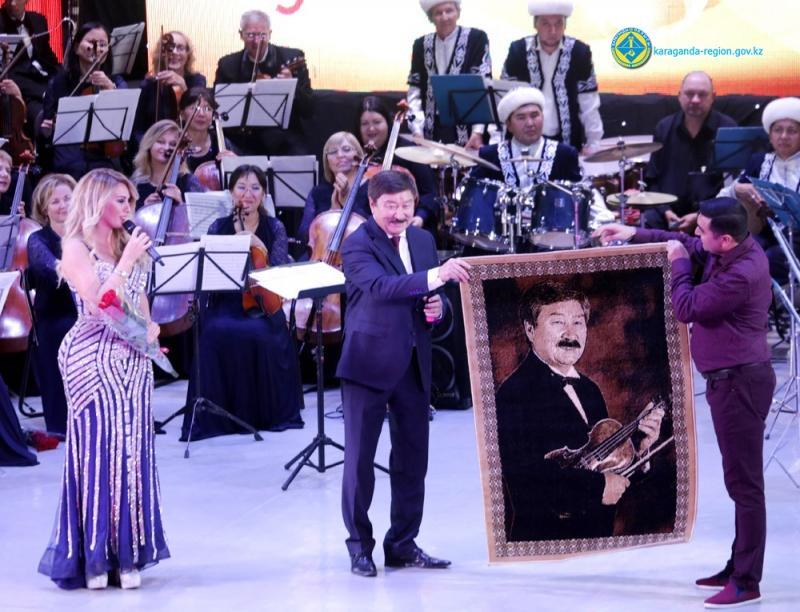 Азербайджанская певица подарила генсеку ТЮРКСОЙ ковер с его изображением