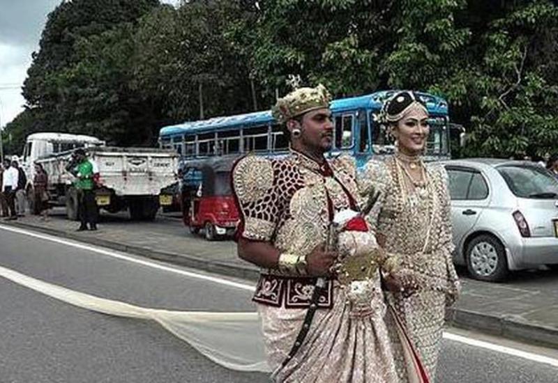Невеста из Шри‐Ланки заставила 250 детей нести шлейф своего сари